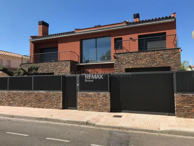 Roses, Santa Margarida | Exclusiva villa canal con 20 metros - foto 3