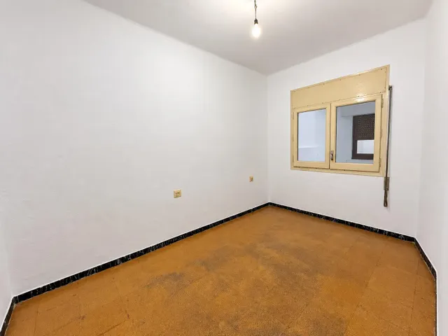 Primera línea de mar en el centro de El Masnou · Piso de época con techos altos y mosaico hidráulico · 3 hab. — 14