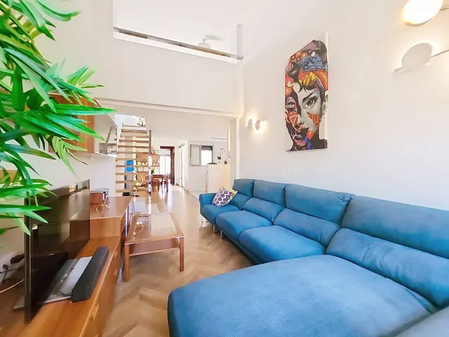 ¡TODO REFORMADO! CASA CON AMPLIO GARAJE Y LOCAL COMERCIAL