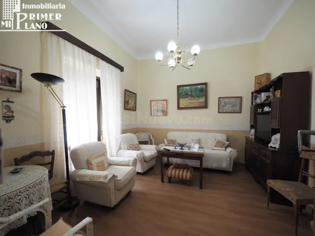 Se vende casa de 2 plantas, 6 dorm, 2 baños, garaje y patio  - foto 4
