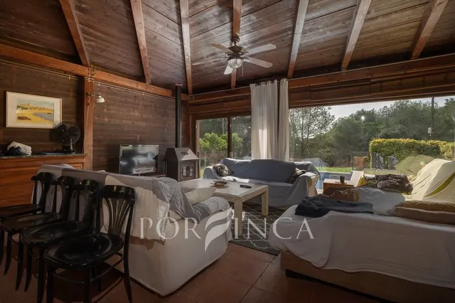Villa con carácter de 5 dormitorios cerca de Palamós en un entorno verde. Piscina. — 14