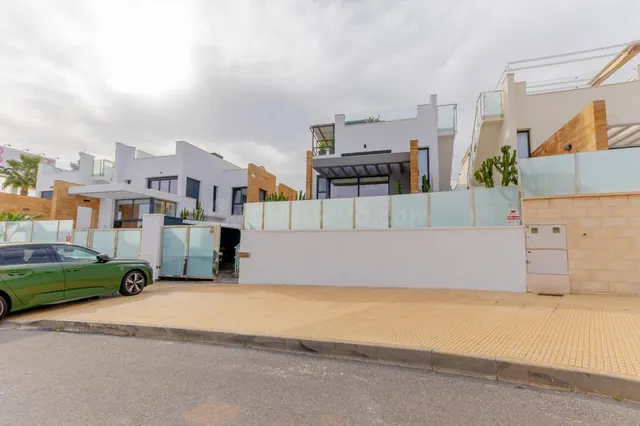 VILLA DE 3 DORMITORIOS Y 3 BAÑOS CON PISCINA EN LOMAS DE CAB - foto 2