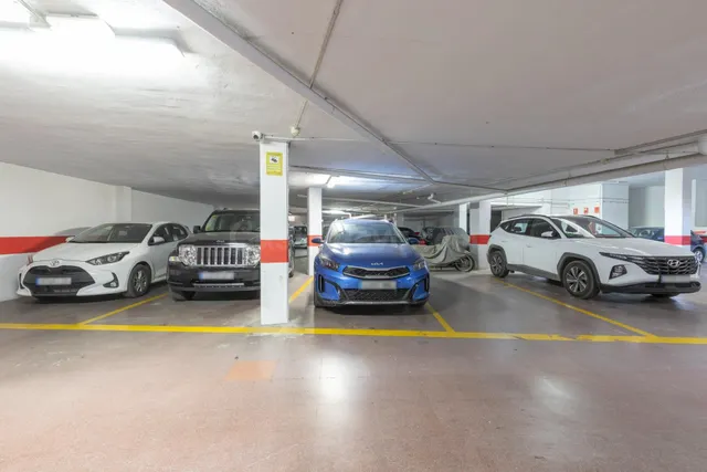 IDEAL INVERSORES!!! 35 PLAZAS DE APARCAMIENTO Y 5 TRASTEROS, - foto 3