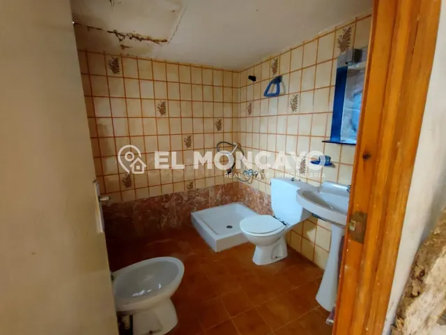 Fantástica casa de pueblo esquina en el centro de Los Montes - foto 4