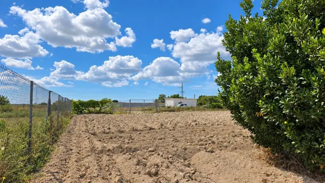 PARCELA SEGREGADA - RÚSTICA CON EDIFICACIÓN PARA REFORMAR EN - foto 2