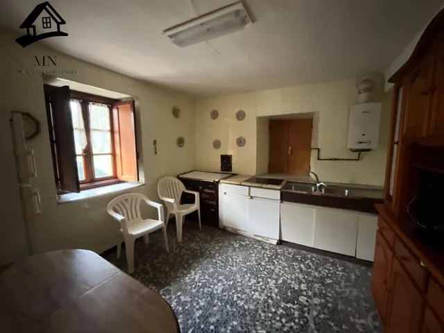 Casona Independiente Tradicional de Piedra con Balconada y Jardín Urbano en Penagos — 16