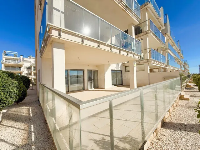 BAJO DE 3 DORMITORIOS CON GRAN TERRAZA Y PISCINAS COMUNITARI - foto 4