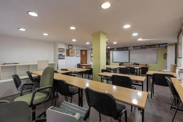 LOCAL COMERCIAL JUNTO A ÁNGEL GANIVET | ESPACIO Y UBICACIÓN. — 5