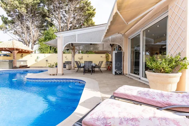 SE VENDE espectacular chalet independiente con piscina priva