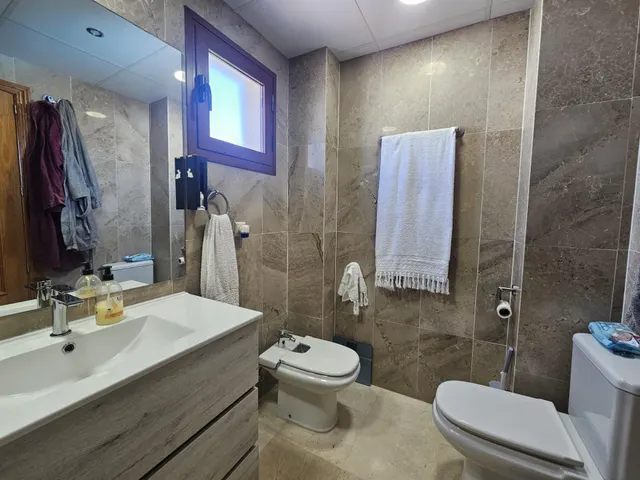 Amplio piso de 3 dormitorios con terraza, garaje, trastero y piscina en Mijas Costa — 18