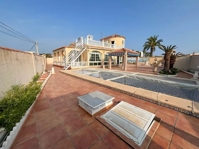 Chalet con piscina y amplias estancias en El Chaparral — 3