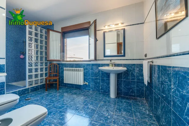 CHALET dividido en dos viviendas con piscina y zona ajardinadas. — 10