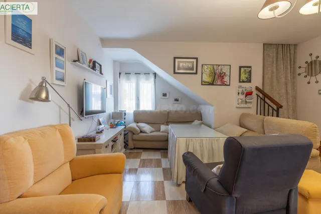 Casa en Armilla con terraza, patio y amplia cochera - foto 4