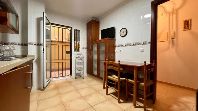 Piso de 4 dormitorios en planta baja en en Centro - foto 2