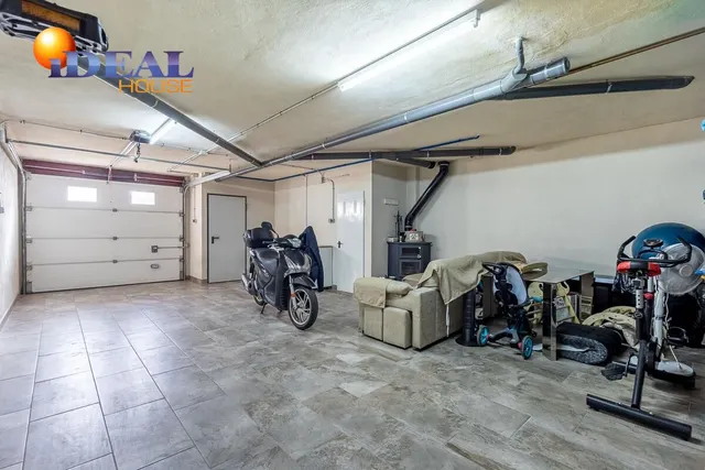 Amplia casa de 182 m2 con patio, gran sótano y a menos de 5 minutos del metro — 30