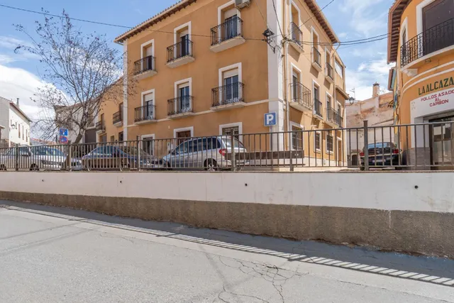 Amplia Casa en Venta en Guadix - Oportunidad de Inversión