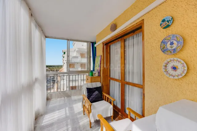 Apartamento semi reformado con orientación sur, vistas laterales al mar y piscina comunitaria. — 4