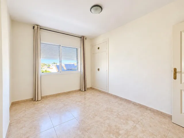 Piso luminoso de 3 dormitorios con terraza en Avenida de Mijas, Fuengirola — 12
