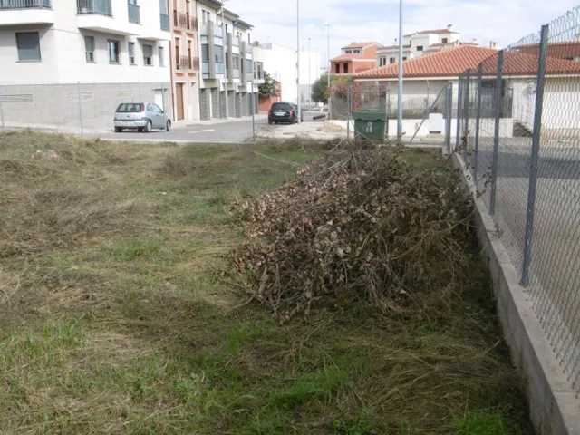 PARCELA URBANA CON CASA DE PIEDRA PARA REHABILITAR — 12