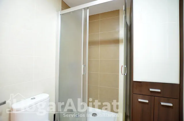 ¡vistas despejadas! amplio, alto y moderno con ascensor y balcón — 42