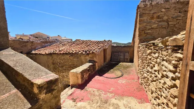 ¿Buscas espacio sin límites? 400 m2 de puro potencial en el corazón de Uleila. — 10