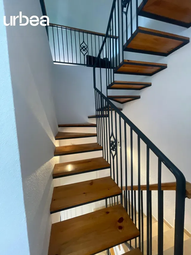 chalet adosado de tres plantas situado  en  EL Cerrado de Calderón. — 9