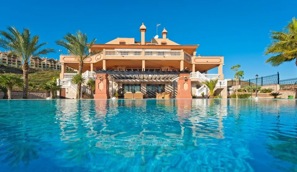 Villa de Lujo con vistas al mar y al golf. 7 dormitorios, 10 baños. Calanova Golf, La Cala de Mijas