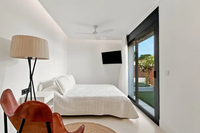 Exclusiva villa de diseño moderno con piscina privada, jardín, garaje y domótica avanzada — 39