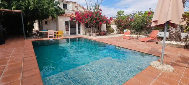 Magnífico Chalet Reformado con Piscina en Arenales del Sol -