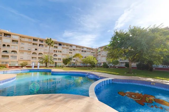 Apartamento moderno en planta baja con piscina — 10