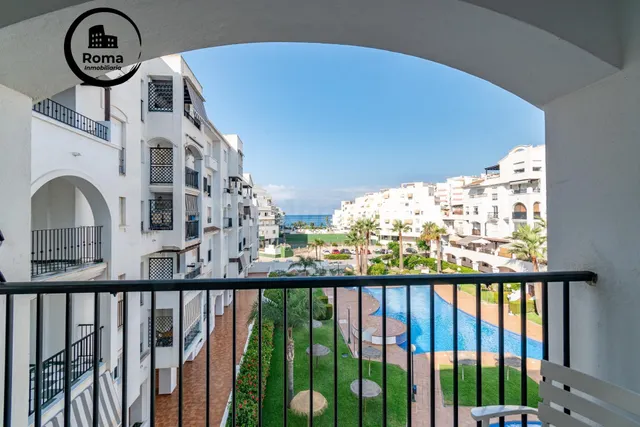 SALOBREÑA-PISO JUNTO A LA PLAYA. TRES DORMITORIOS,DOS BAÑOS 