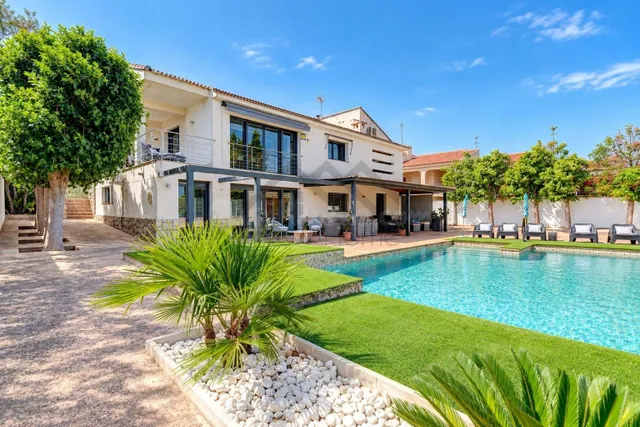 VILLA DE 547 M2 EN MONTECOLORADO: DOS VIVIENDAS, PISCINA, PI - foto 2