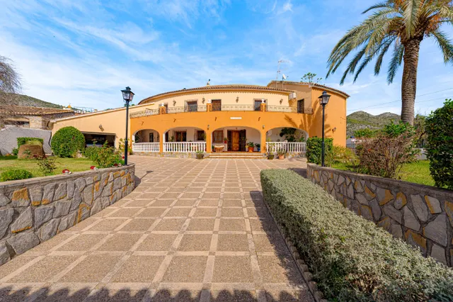Villa mediterránea con vistas al valle a la venta en el centro de Alcalalí — 10