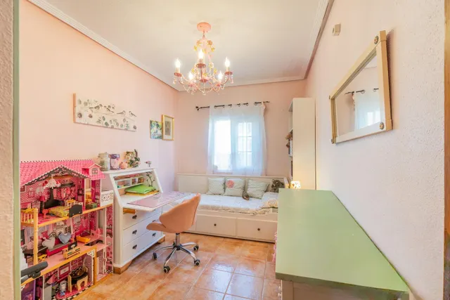 Maravilloso chalet pareado (aprox. 130 m2 + terrazas y garaje) con 4 dormitorios y 2 baños. Amplia parcela privada (516 m2) con jardín y gran piscina. — 27