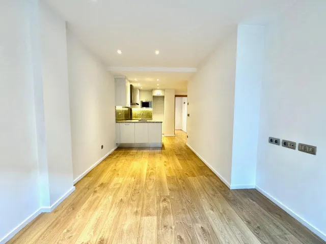 Piso de 67 m2 con 2 habitaciones y balcón en la Avenida Carlemany — 2