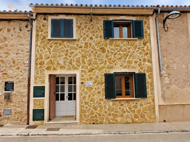 Casa de 4 Dormitorios Con Porche Y Garaje En Pòrtol
