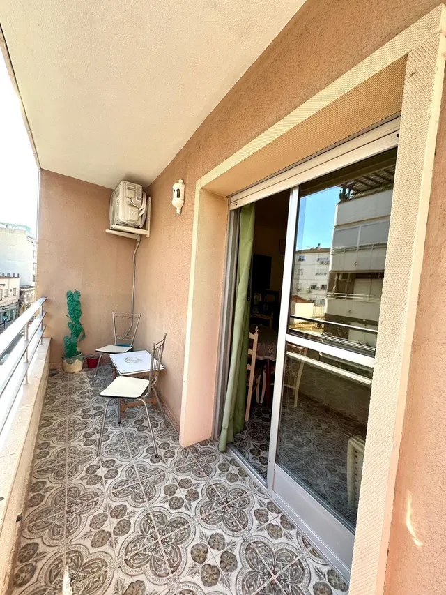 Apartamento a 200 mertos del puerto de Torrevieja con 3 dorm. 1baño. con superficie de 93 m2. — 26