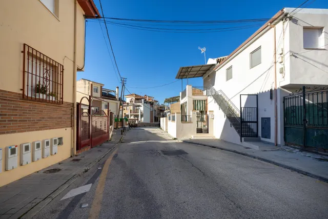 SOLAR EN VENTA EN UNA ZONA INMEJORABLE — 2
