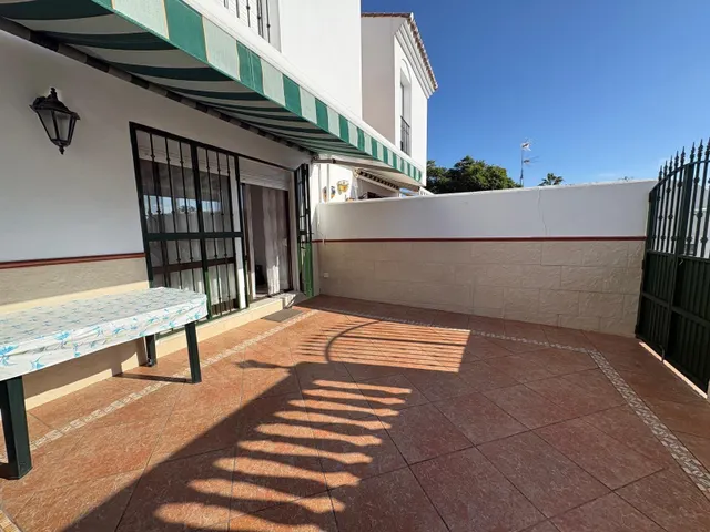 Casa adosada con dos patios privados y piscina comunitaria en Caleta de Vélez — 26