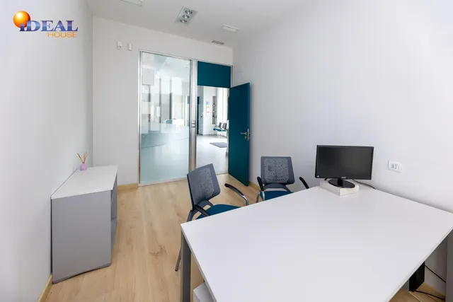 LOCAL COMERCIAL JUNTO AL CAMPUS DE LA SALUD — 12
