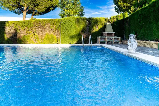 Chalet independiente con piscina privada, amplio jardín y 6 dormitorios en Bollullos de la Mitación — 30