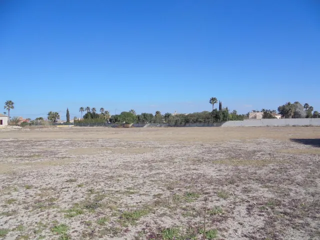 Exclusiva parcela edificable de 13.396 m2 en Catral