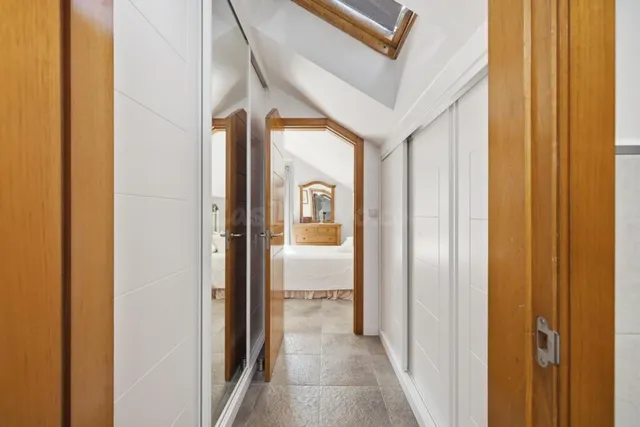 UNA JOYA EN PIEDRA GALLEGA EN EL CORAZÓN DE LAS RÍAS BAIXAS. 407 m2 construidos | Parcela: 1.626 m2 | Dormitorios: 4 | Baños: 3 — 48
