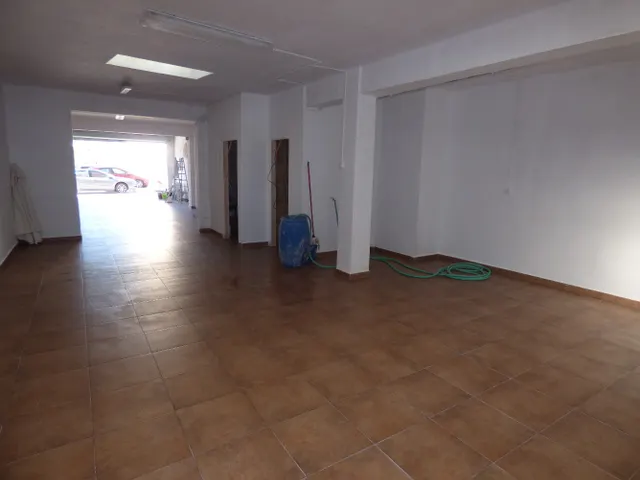 Local situado en Marina Española, de 96 m2, reformado, con pavimento de gres, dos estancias y dos aseos. — 7