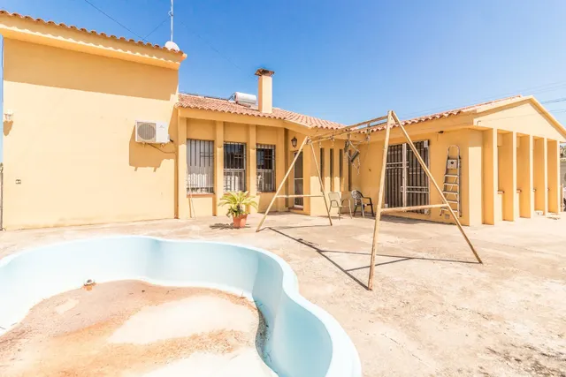 CHALET URBANO CON PISCINA, PISTA DE TENIS Y DE FRONTÓN - foto 3