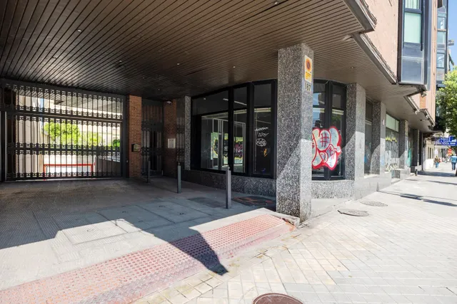 Amplio local comercial en Camino de Ronda — 10
