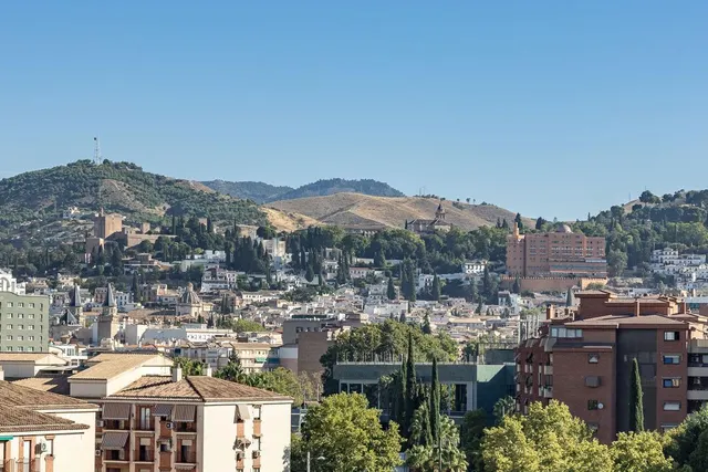 PISO REFORMADO CON VISTAS PANORÁMICAS A UN PASO DEL CENTRO DE GRANADA — 4