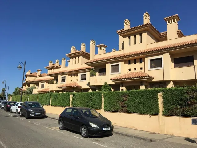 Piso-Ático con Garaje, Piscinas y Jardines, en Águilas - Isl - foto 2