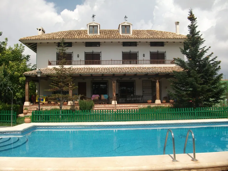 ¡¡¡ESPECTACULAR PARCELA DE 2264M, CON PISCINA, PISTA DE TENIS EN URB. AGUA SOL.