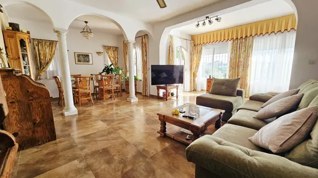 Encantador Chalet de 2 Plantas con Amplios Espacios y Terrazas — 19